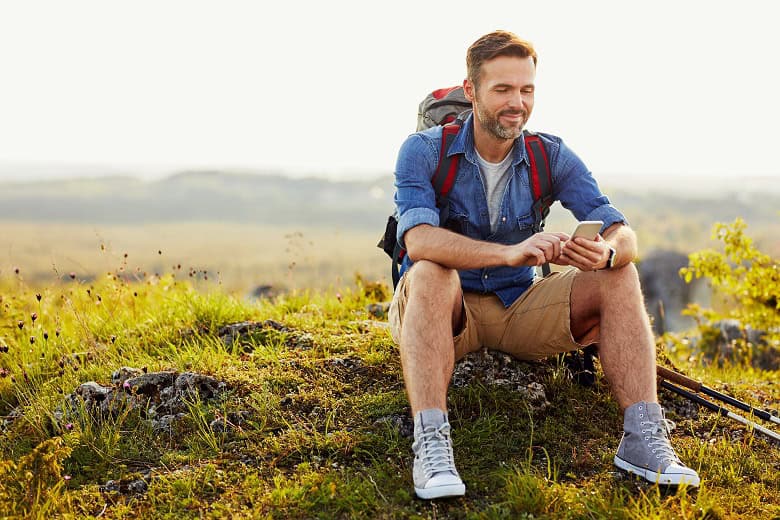 randonneur cherchant sa route à l'aide de son smartphone