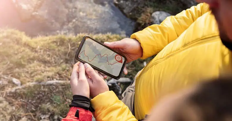 Couple consultant une application pendant une randonnée