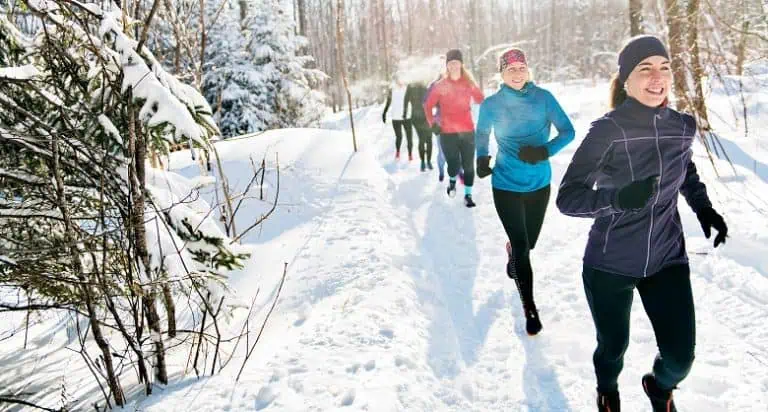Groupe de sportifs dans la neige protgés du froid par une bonne première couche technique