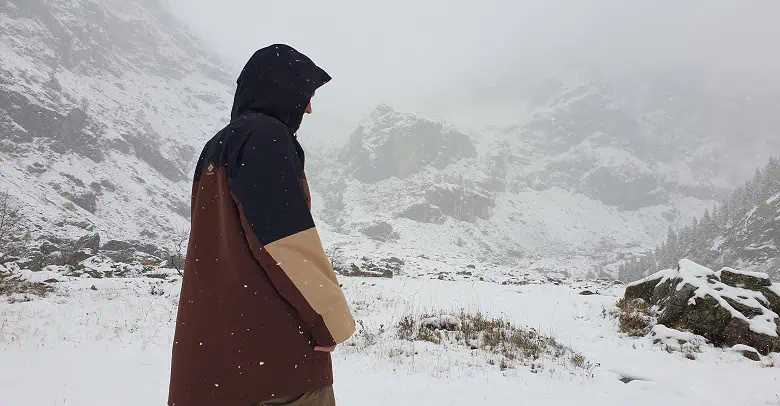 Coupe assez ample de la  veste de ski