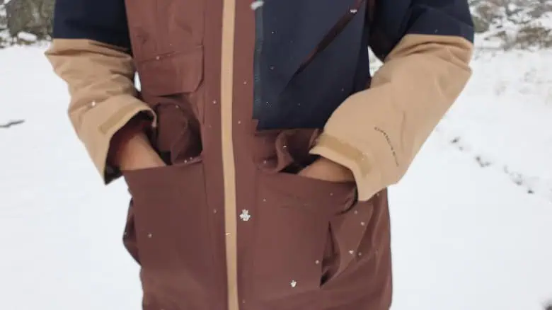 Poches de la veste de ski pour se réchauffer les mains