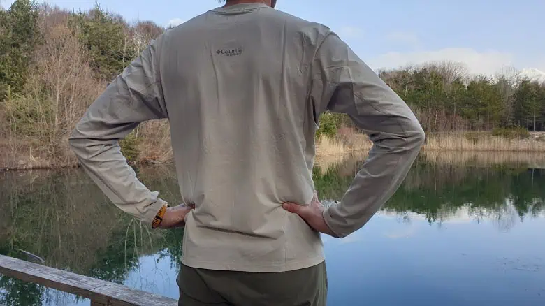 T-shirt technique à manches longues lors d'une randonnée au bord de l'eau