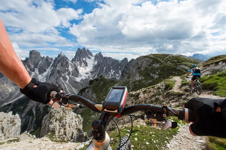 deux vététistes utilisant un GPS pour se repérer ur un sentier de montagne