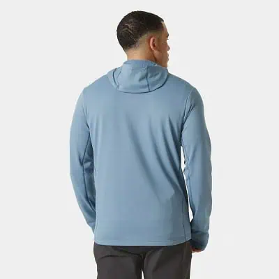 Couple portant la polaire Versalite de Helly Hansen