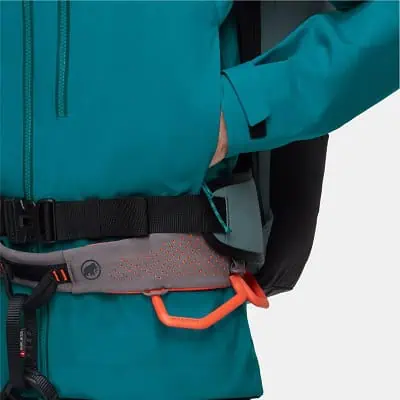 Gros plan des poches situées au dessus du baudrier