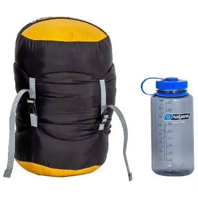 Sac de couchage ultracompact, à peine plus grand qu'une gourde