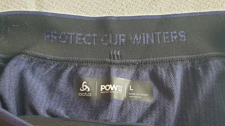 Collant après avoir enlevé l'étiquette de lavage