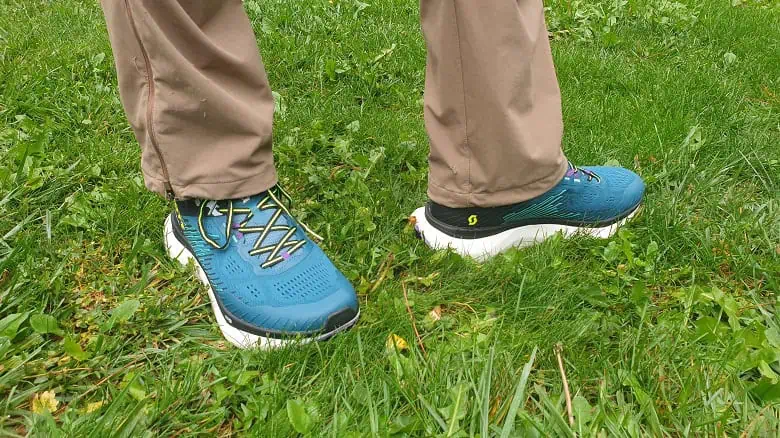 Chaussures testées sur l'herbe mouillée