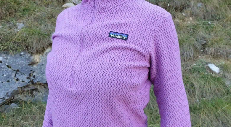 Gros plan sur l'avant de la polaire Patagonia testée