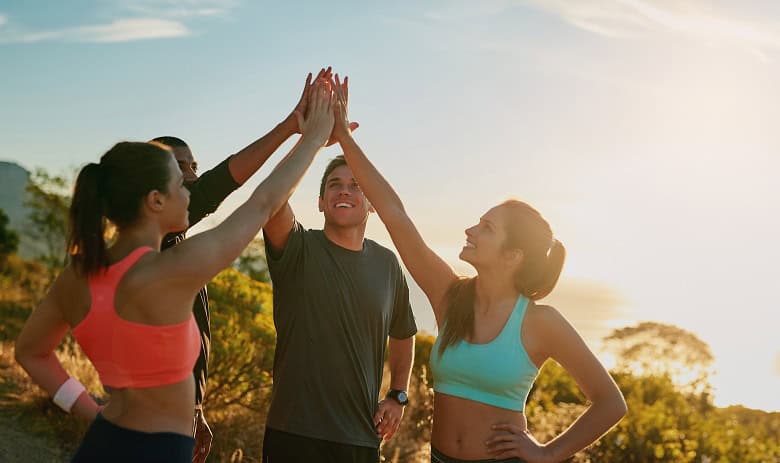 groupe d'amis heureux apres une séance de course à pied