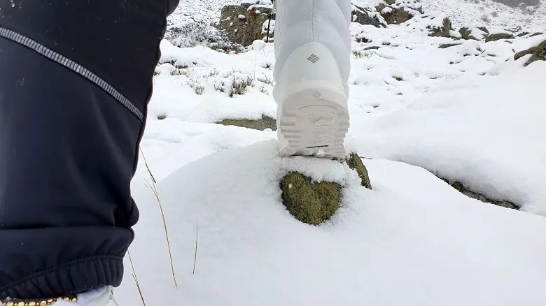 Marcher sur des rochers enneigés avec la Snowtrot