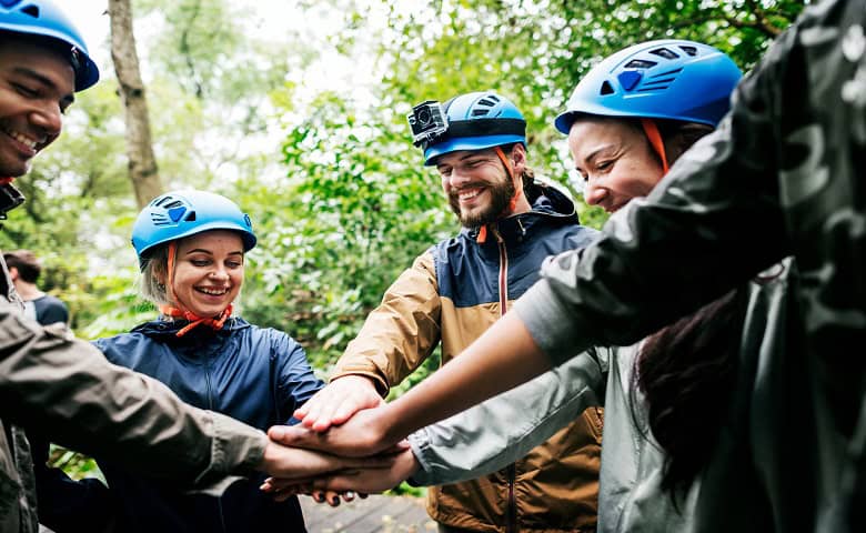 L'essence de l'esprit d'équipe en image pendant un briefing avant une aventure outdoor