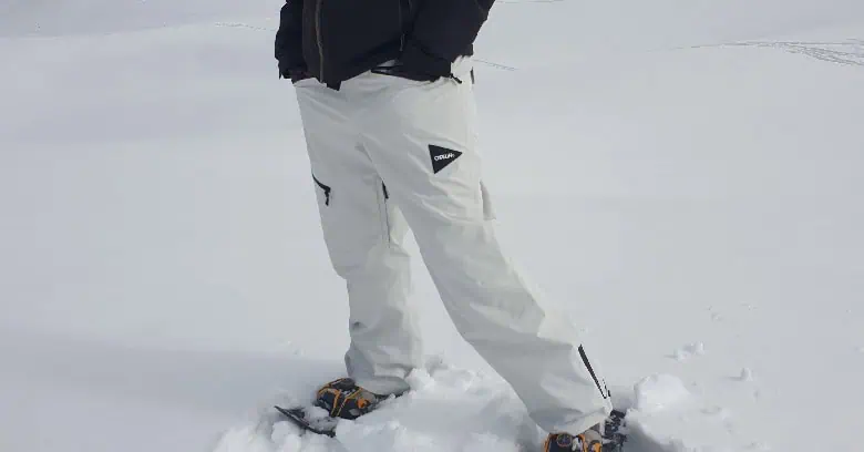 Le pantalon de snowboard Torque pendant une sortie raquette dans les Alpes