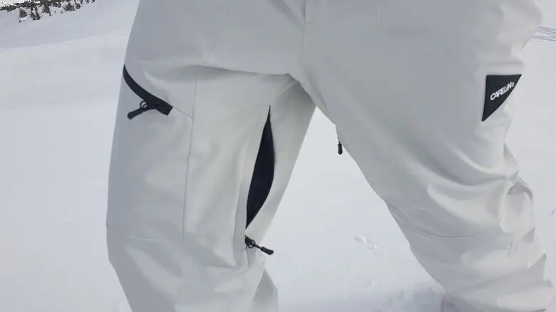 Ouverture au niveau des cuisses