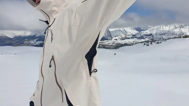 Gros plan sur le système de ventilation sous les bras de la veste de snowboard Capelin Drift