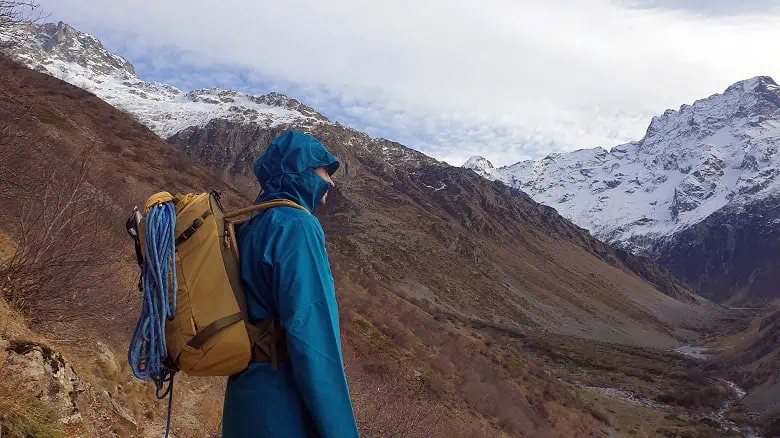 La montée au refuge avec neige au dessus de 2000m