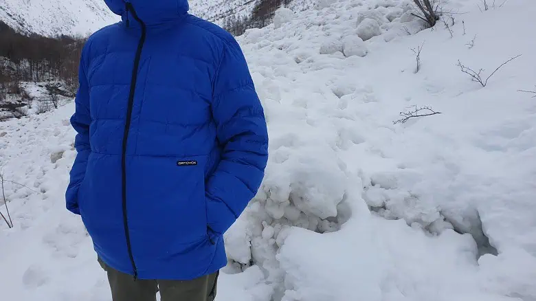 Vue de face de la DownWool devant les blocs de l'avalanche