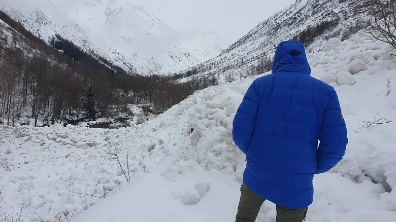 La doduoune DownWool est longue et protège les fesses contre le froid