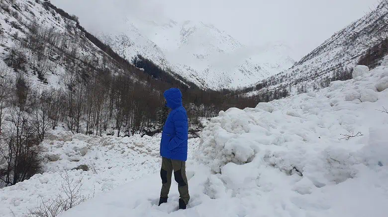 Downwool et coulée de neige sur le chemin et la rivière