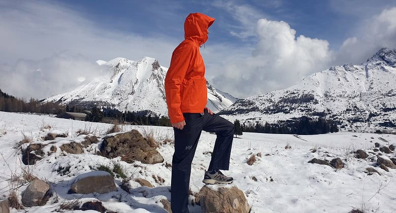 teste de la veste imperméable et du pantalon imperméable Helly Hansen Loke en montagne, dans la neige