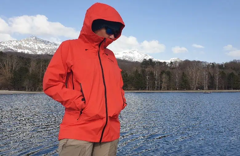 Vue de face de la Columbia Saudan devant un lac de montagne