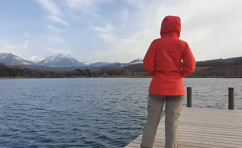 En admiration devant le paysage avec la veste Columbia Saudan Pro