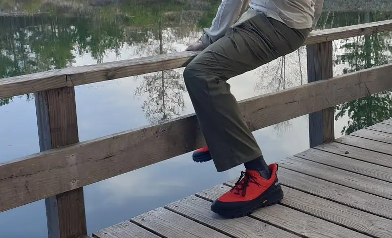 La chaussure de rando Columbia Tellurix lors d'une pause au bord de l'eau