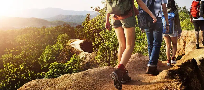 Groupe d'amis faisant un trek au coucher de soleil