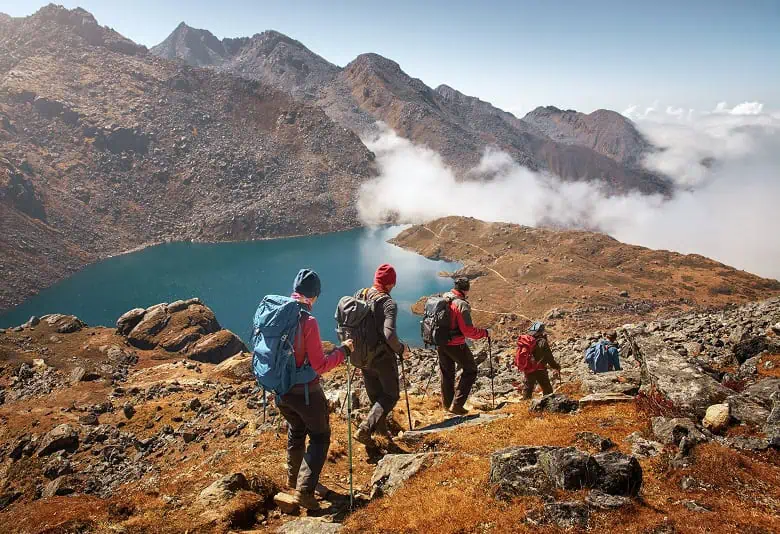 Groupe de joyeux trekkeurs