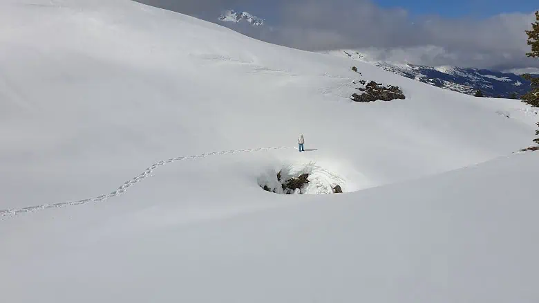 Sans son pantalon bleu, auriez-vous vous vu le testeur et sa veste blanche ? Testeur à peine visible dans la neige