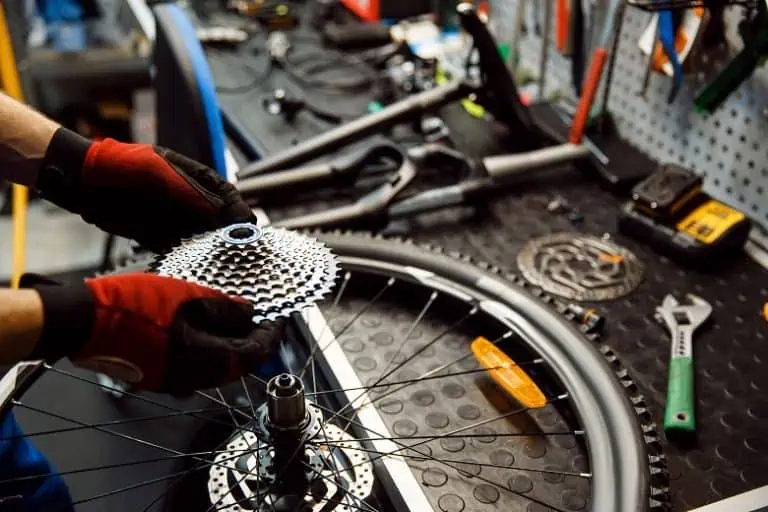 changement de cassette de velo de route dans un atelier mécanique