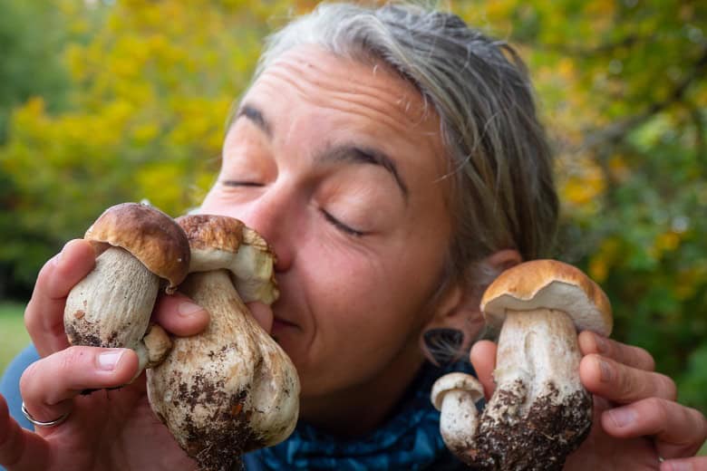 femme ayant ramassé des cepes