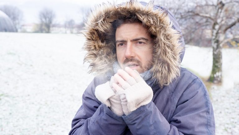 jeune homme portant une doudoune par grand froid