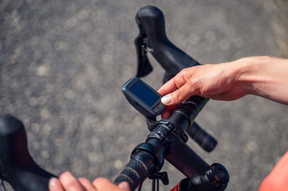 gros plan sur une cycliste réglant son compteur gps pour vélo de route
