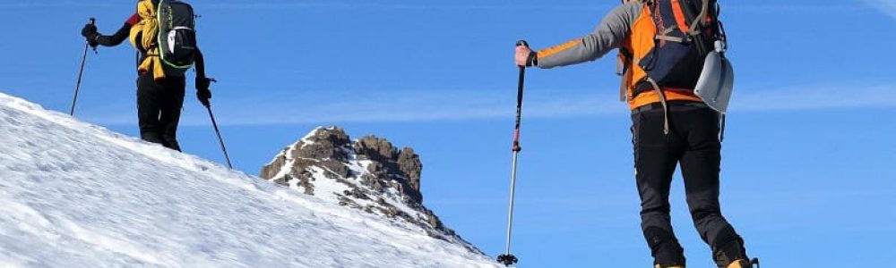 ascension à ski de rando de deux alpinistes bien équipés