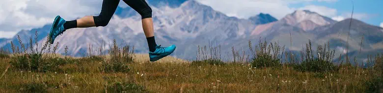 pieds d'un athlete en train de courir en montagne