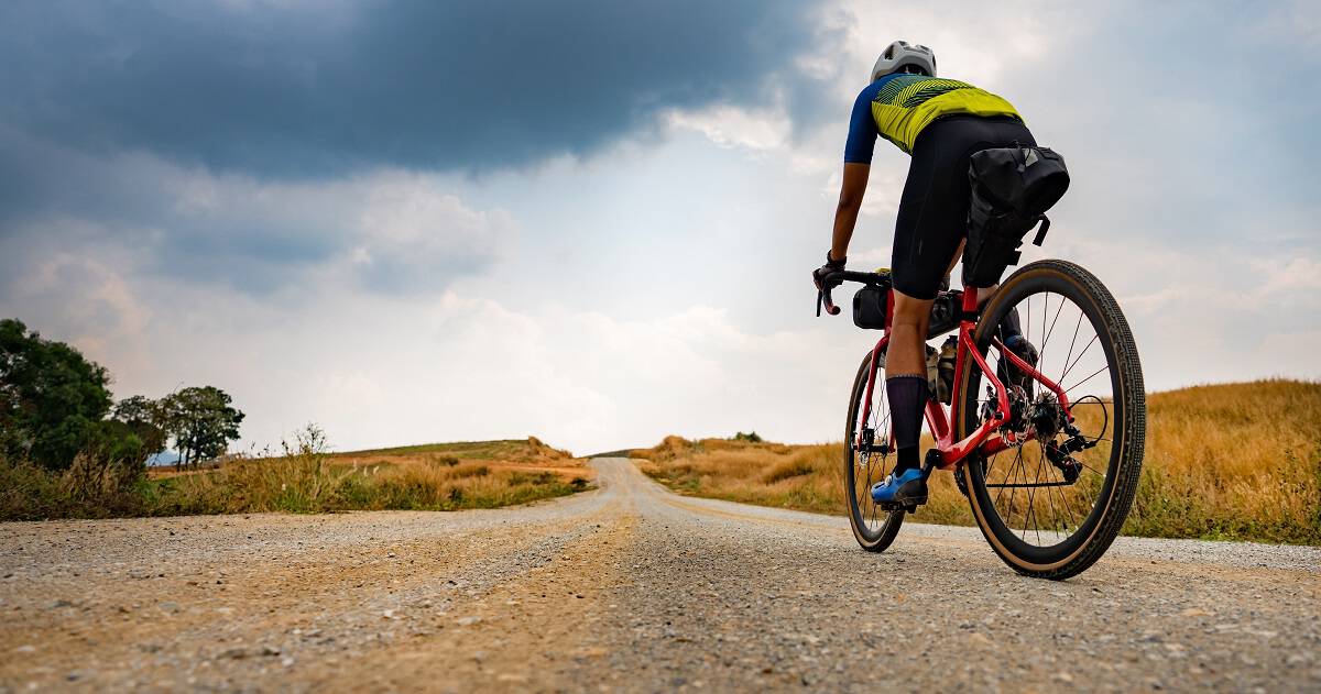contre plongée d'un cycliste sur son vélo gravel