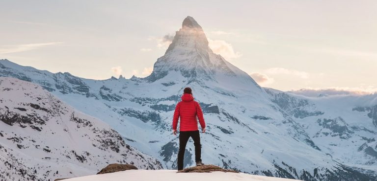 homme en doudoune en montagne