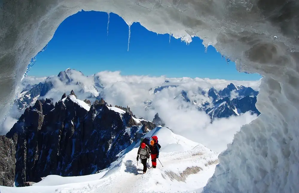 alpiniste avec guide de haute montagne dans une ascension technique sur arete de neige
