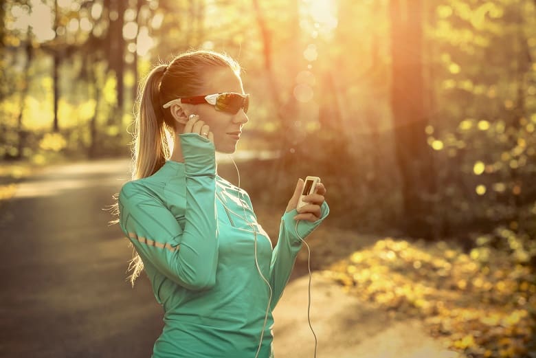 jeune femme pratiquant la course à pied et portant de belles lunettes de soleil running