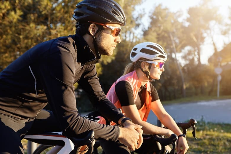 cyclistes avec lunettes de soleil se reposant en admirant le paysage