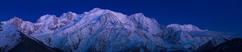 vue panoramique sur le massif du mont blanc en lumière bleue