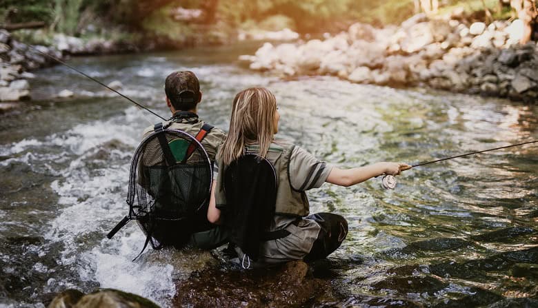 couple pechant dans une riviere