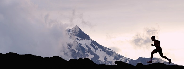 coureur de trail en pleine montagne