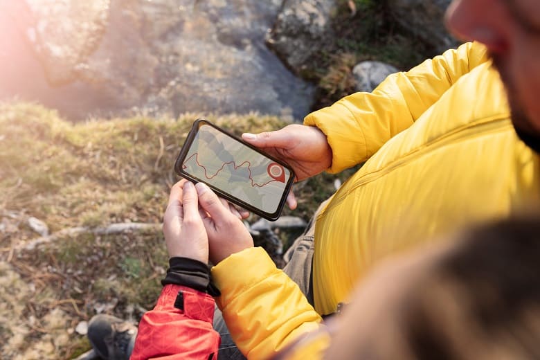 couple sportif utilisant une application de randonnée