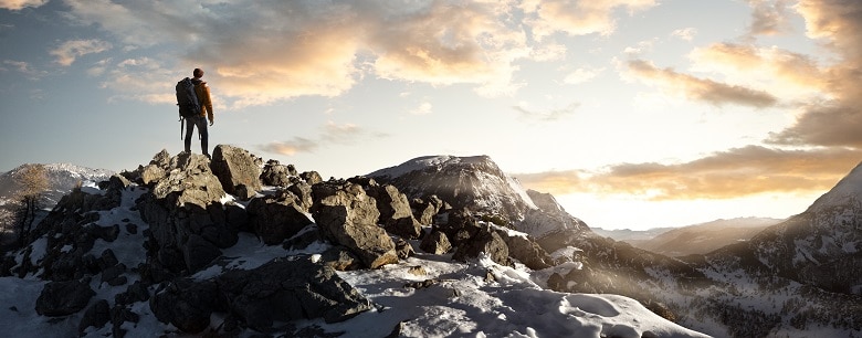 randonneur admirant le paysage des montagnes en hiver