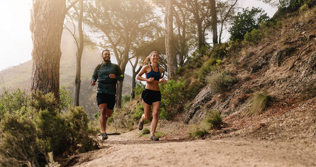 couple moderne faisant du trail sur un sentier
