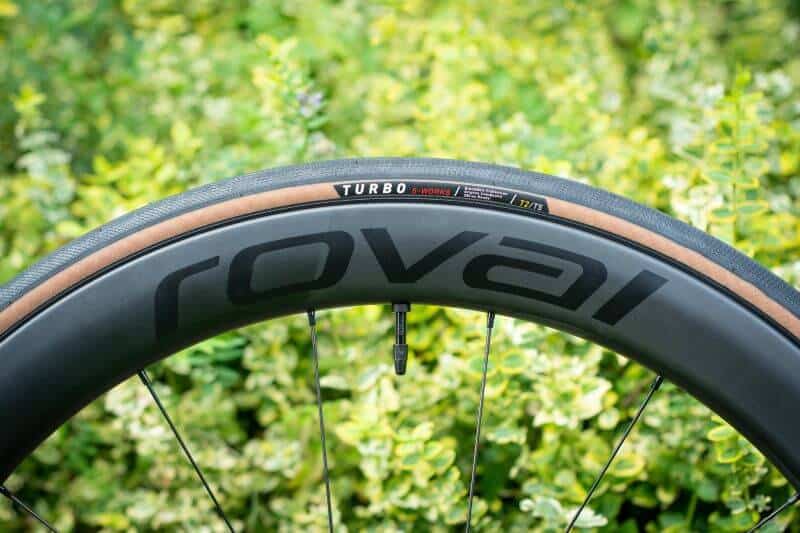 roue roval en carbone avec pneu bicolore