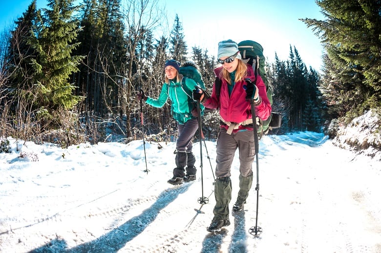 deux jeunes femmes faisant une randonnée dans la neige