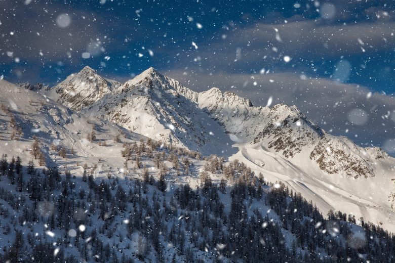 Paysage d'hiver dans les alpes françaises serre chevalier monetier les bains